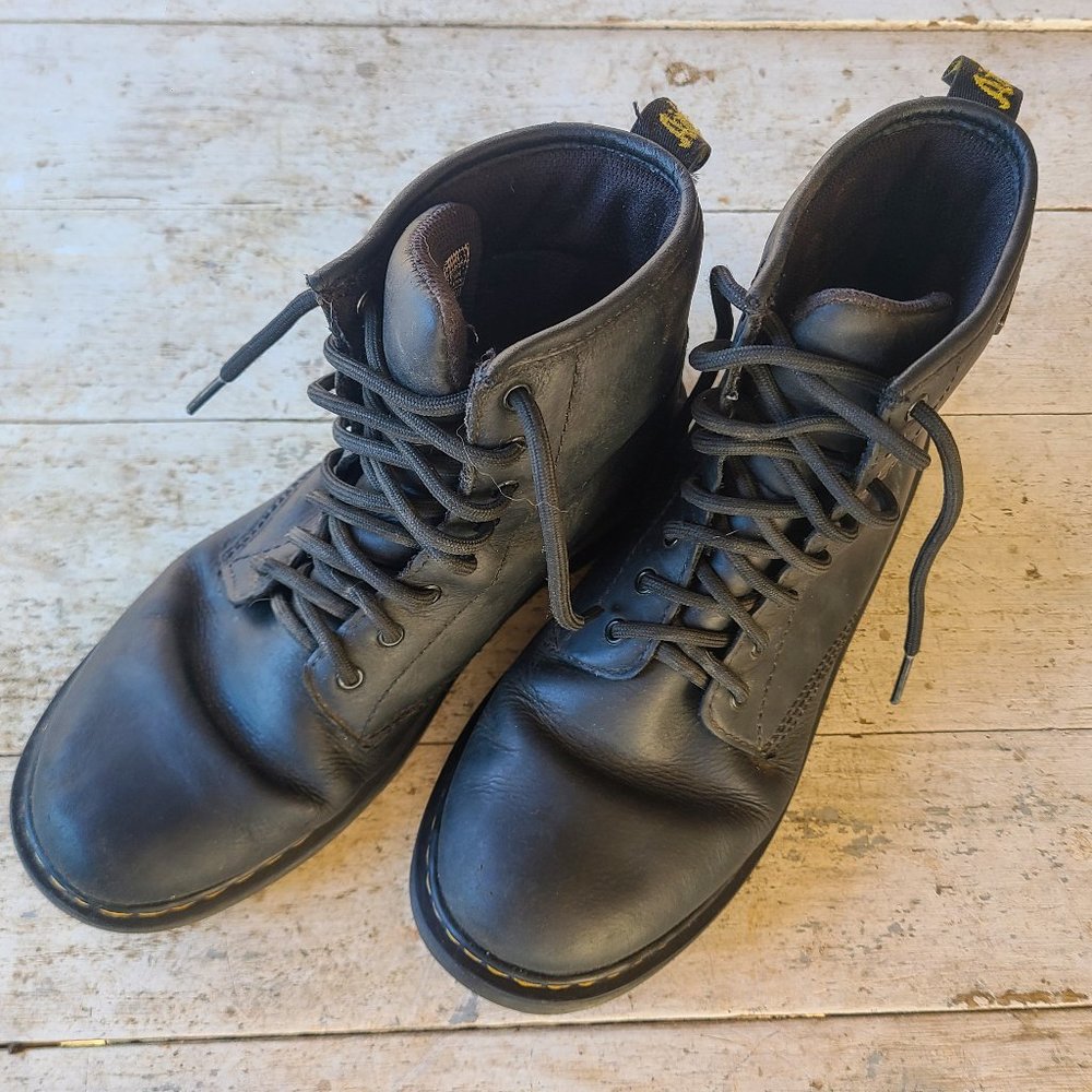 Doc Martins Black SZ 6  good shape broke in